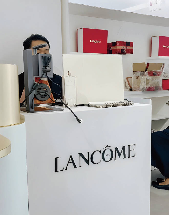 To retain consumers in store, Lancôme employed this strategy